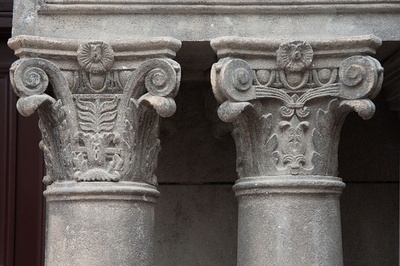 建筑设计       罗马人将古希腊爱奥尼柱式顶端的涡卷和科林斯柱式的
