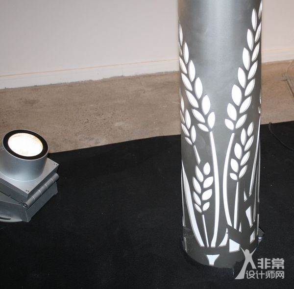 展览作品《重明灯》 作者:吴文一 轮回是一个现象,轮回是一条规律,轮回是一种意识,从小到大,从无到有,从新到旧,从死到生,从昨天到今天,从明天到永远…每个轮回都是一个故事的终止,每个轮回又是另一个故事的开篇…这里展出的作品代表着两种不同的物体,但他们讲述的却是同一个从完结到重生的故事。 圆桌和吊灯的深色主体,一正一反都是玻璃钢材料的,原为屋顶排气口的风帽,来自北京一家有着特殊历史意义的工厂“松下彩色电子显像管厂”。该厂为我国改革开放后北京建立的第
