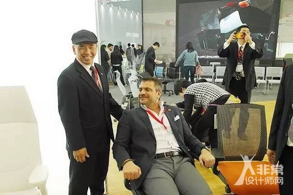 外媒团长现场体验座椅舒适度