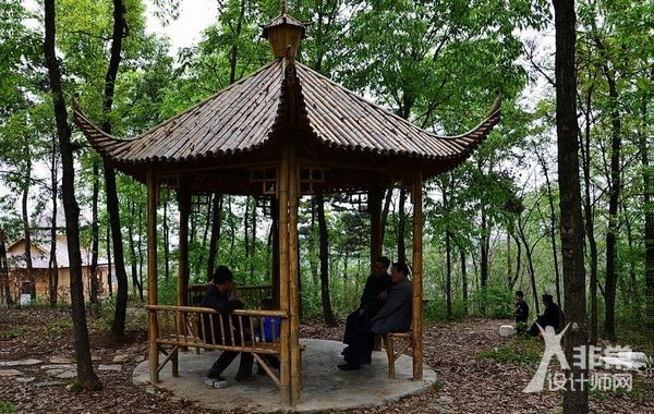 以石建凉亭,在我国也相当普遍,现行最早的凉亭,就是石亭。早期的石亭大多模仿木结构的做法,斗拱、月梁、明、雀替、角梁等等,皆以石材雕琢而成。如唐初建造的湖北黄梅破额山上的鲁班凉亭,就是全部以石材仿造木结构的斗拱梁架而建造的。户山秀峰前的两座分别建于宋代和元代的石亭也是如此。明清以后,石亭逐渐摆脱了仿木结构的形式,石材的特性突出了,构造方法也相应地简化,造型质朴、厚重,出檐平短,细部简单。有些石亭,甚至简单到只用四根石柱顶起一个石质的凉亭盖。这种石块砌筑的凉亭,简洁古朴,表现了一种坚实、粗犷的风貌。然而,